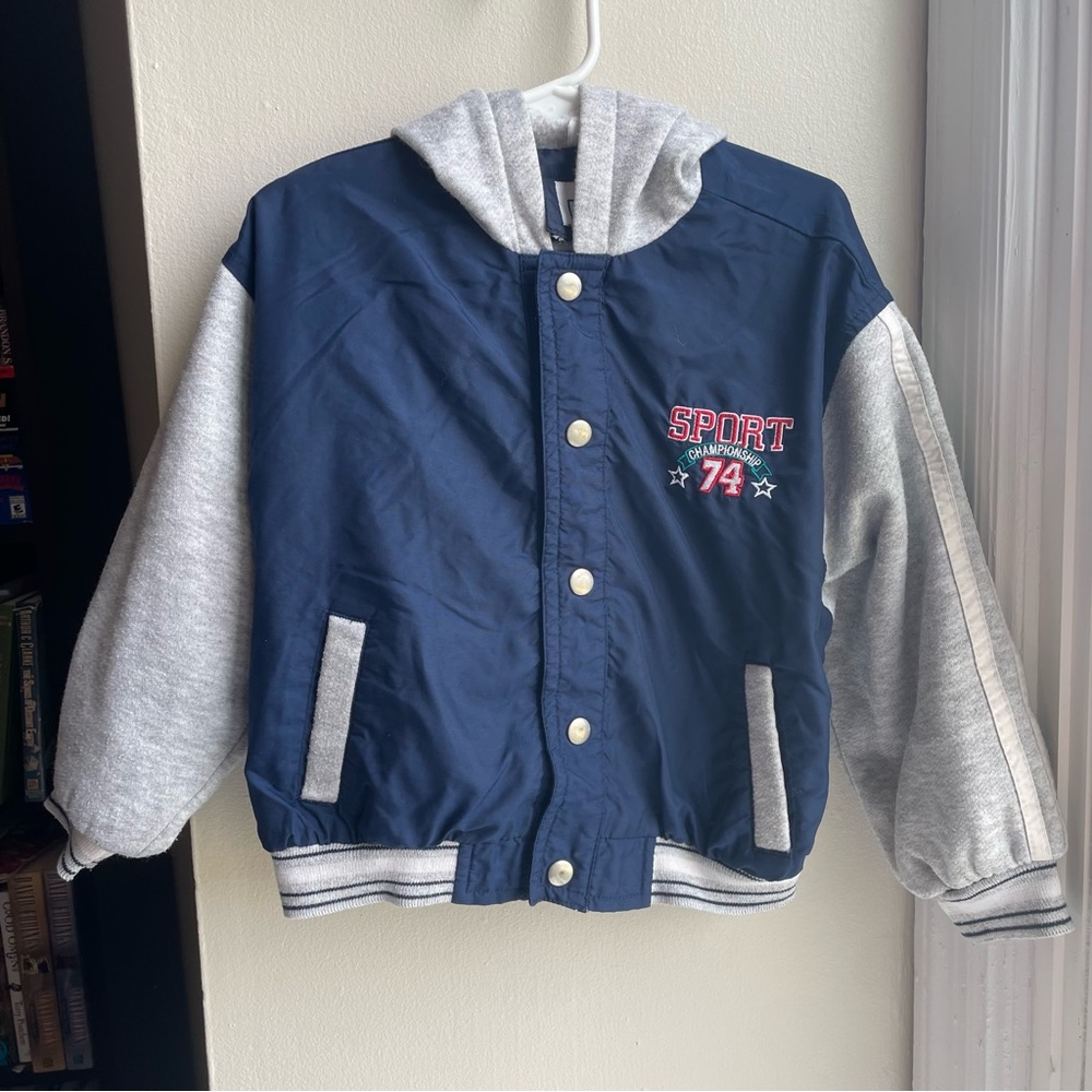 VINTAGE IN DESIGN BLUE GRAY SPORTS APPLIQUÉ HOODED JACKET SIZE 3T